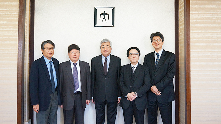 評価委員（左から）中村教授、曲教授、小尾教授、水田教授、河氏