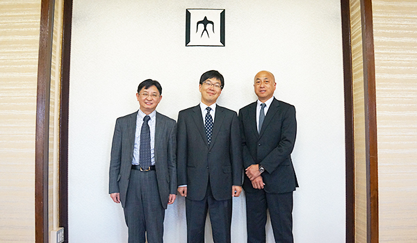 プログラム構想責任者（左から）邢教授、キム教授、原教授