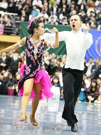 気合いの入った踊りを見せる奥野・白石組