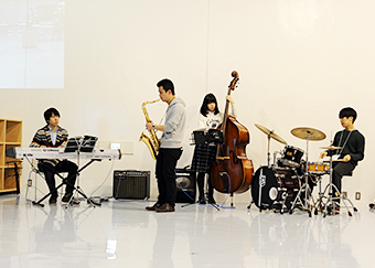 東工大生有志ののジャズグループによる演奏