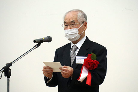 栄誉の祝賀を受ける方を代表して挨拶する石田愈名誉教授