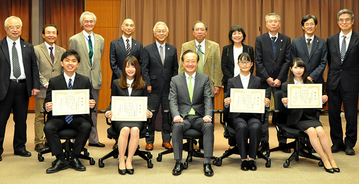 授与式後の記念撮影（前列左からローさん、芦澤さん、益学長、髙橋さん、佐藤さん）