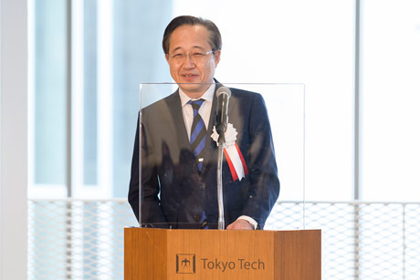 笑顔で参加者にあいさつする益学長