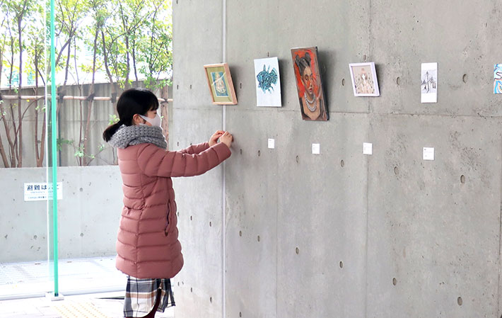 図書館で作品を展示する美術部員