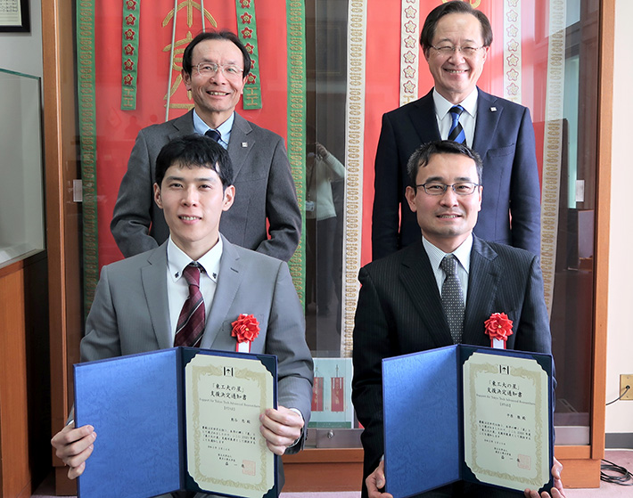 授賞式での集合写真（前列左から）熊谷准教授、平原准教授（後列左から）渡辺治研究・産学連携本部長、益一哉学長