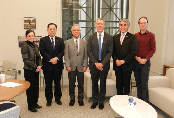 学生交流のプログラムについて話しあう水本理事・副学長（教育担当）（左から3人目）とウェイツMIT副総長（左から4人目）。2020年2月12日、MITで。