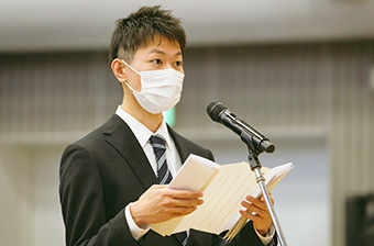 謝辞を述べる学士課程卒業生総代の加藤さん