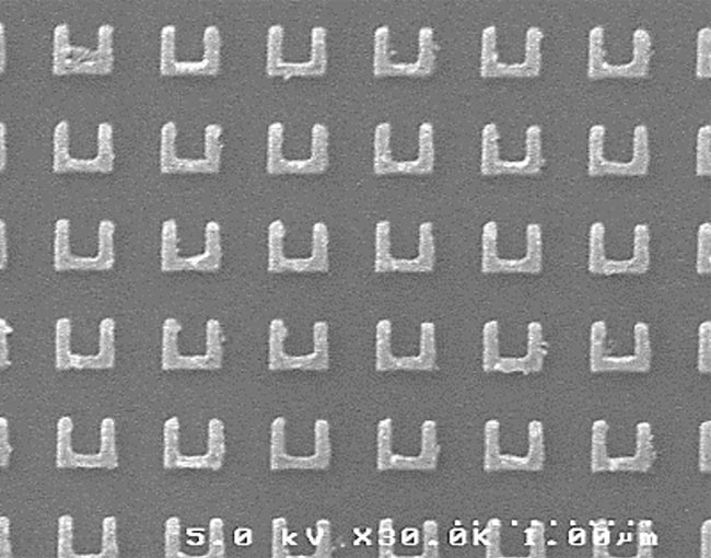 フォトニック構造の走査電子顕微鏡画像：メタマテリアル