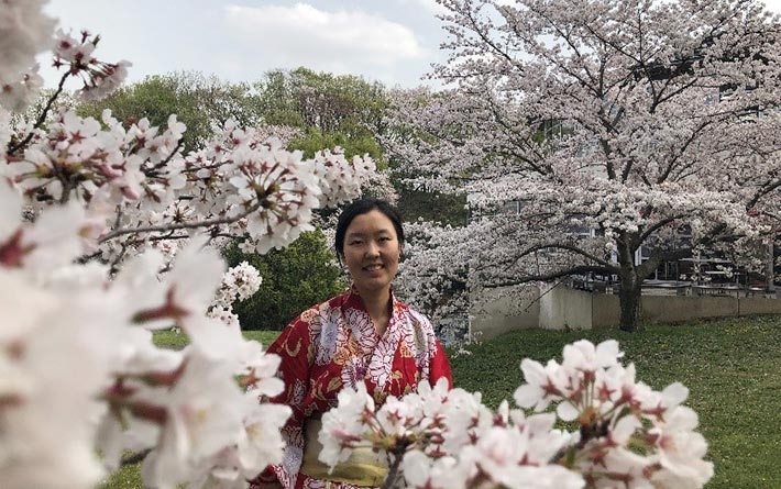 満開の桜に囲まれた浴衣姿のタクさん すずかけ台キャンパスで