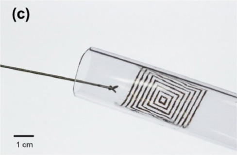 開発した薄膜デバイスは、内視鏡手術で用いられる内径15 ｍｍの細管にも丸めて入り、鉗子での取り扱いにも耐えうる柔軟な構造。（論文 Figure 3を改変のうえ転載）
