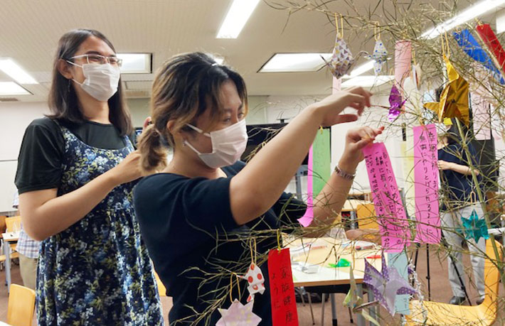 増えてきた短冊に喜ぶ参加者