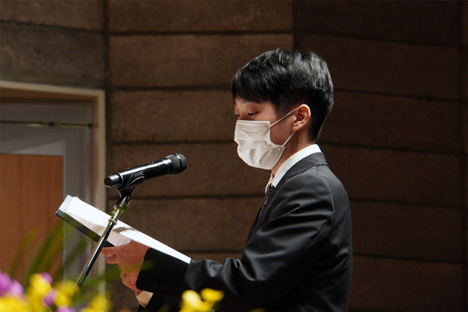 謝辞を述べる学士課程卒業生総代の北原優平さん