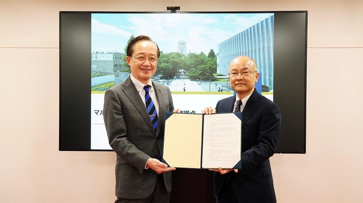 （左から）益一哉学長とセルシュートセラピューティクスの田中寛代表取締役社長