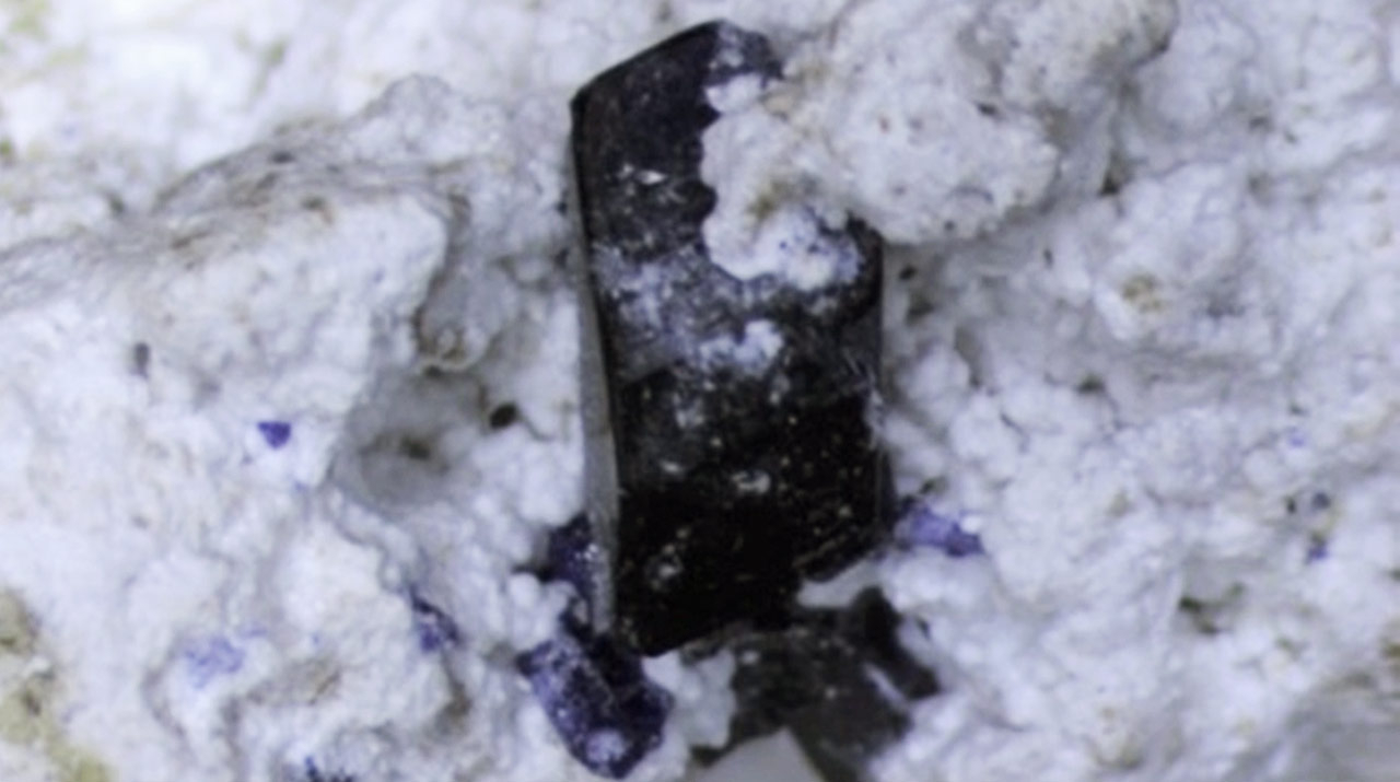 岡山県産鉱物「逸見石」が示す新奇な磁性 特徴的な結晶構造が量子力学