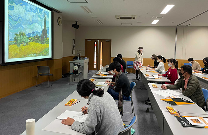 一筆書きのスケッチにチャレンジする学生たち