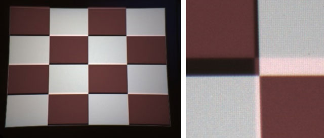 図5. 同じチェスボードのパターンのRGB画像とIR画像を同時に投影した結果を捉えた写真（左）。右は写真の一部を14倍に拡大したもので、2枚のチェスボードのパターンが、ほぼずれることなく投影できていることが分かる。