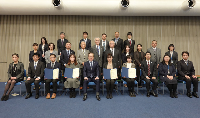 特別表彰された職員と学長