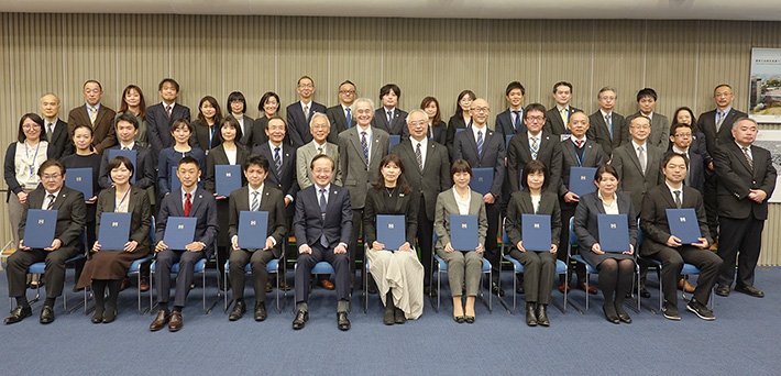 学長と表彰された職員の集合写真