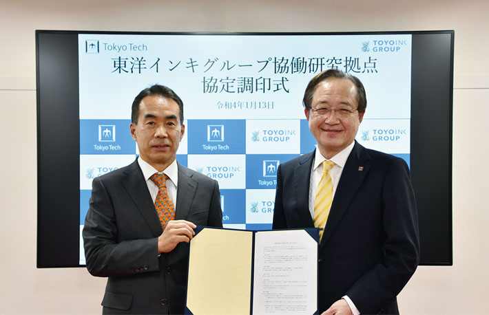 （左から）東洋インキSCホールディングスの髙島悟代表取締役社長と益一哉学長