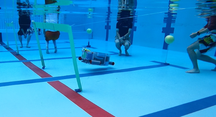 競技を行うロボット技術研究会の水中ロボット