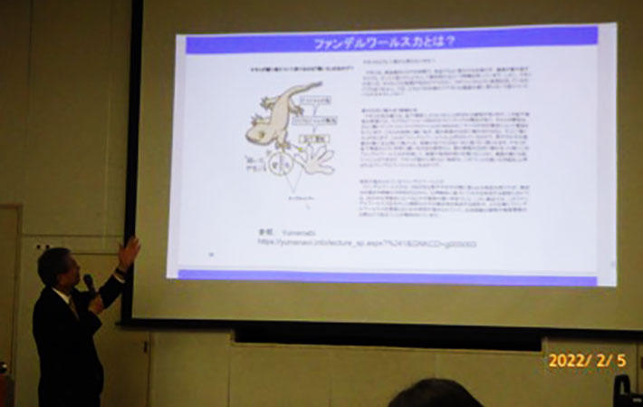 ナノファイバーに関する研究開発成果をレクチャーする谷岡名誉教授