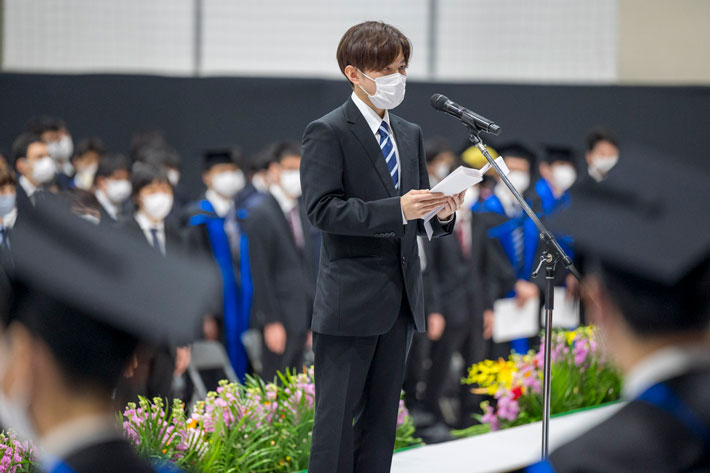 謝辞を述べる学士課程卒業生総代の浅田さん