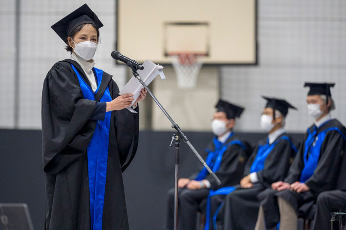 謝辞を述べる大学院課程修了生総代の加藤さん