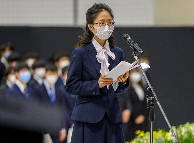 答辞を述べる学士課程新入生総代、川上夏香さん（物質理工学院）