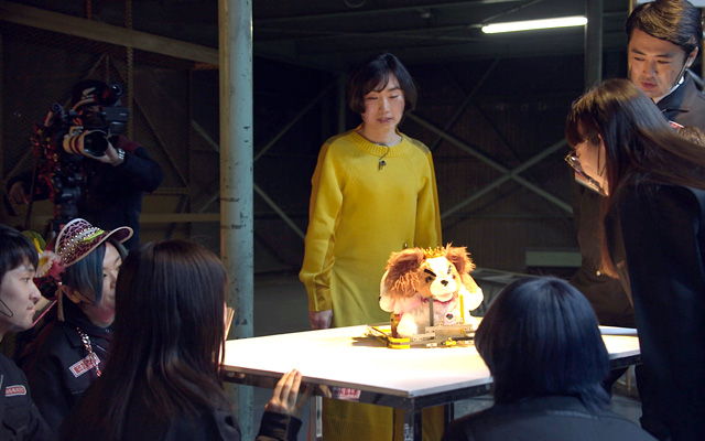 魔改造された犬のおもちゃを囲む伊藤教授と劇団ひとりさん、生徒の皆さん