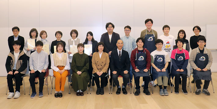 認定証授与式に参加した学生および教職員と、道又紀子学生相談部門長(前列左から5人目)、岡村副学長(同6人目)