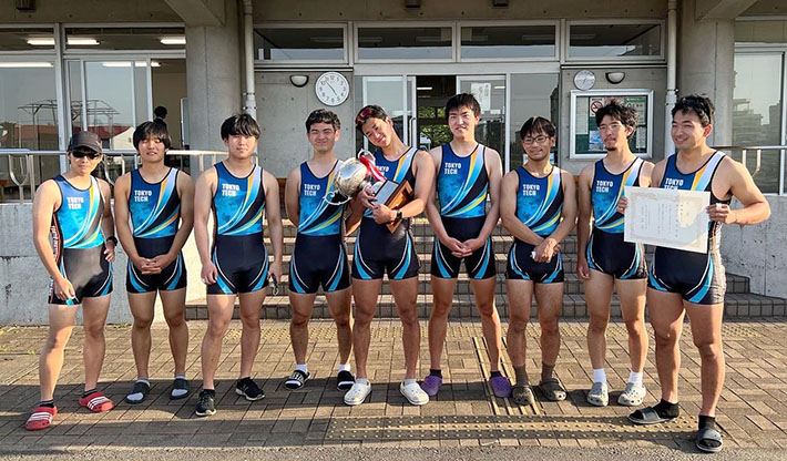 男子エイト優勝メンバー（左から、廣瀬さん、吉田さん、田中丸さん、河合さん、尾川さん、大前さん、玉井さん、秋元さん、清水さん）