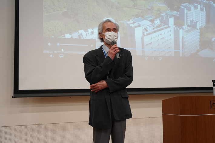 あいさつする佐藤総括理事・副学長（全体交流会）