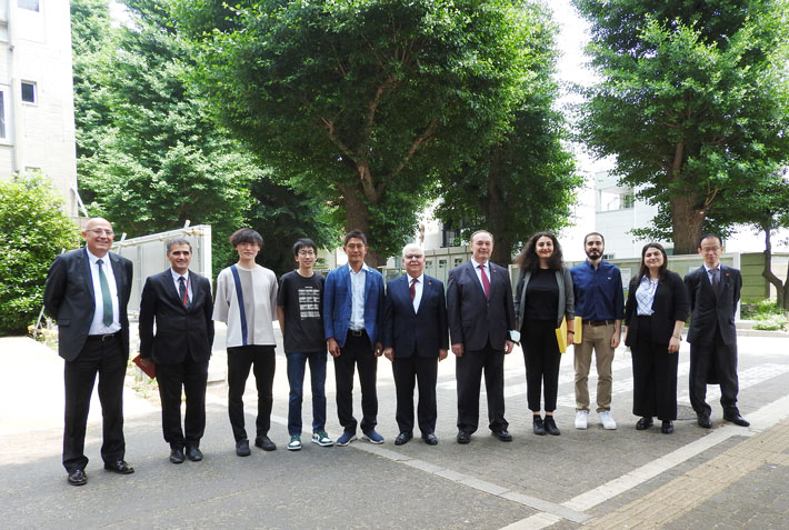 在トルコ日本大使館の岩佐敬昭公使（右から1人目）、ユルバシュ学長（右から6人目）、阪口教授（右から7人目）らの記念撮影
