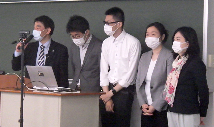 （左から）4人の若手研究者を紹介する大竹尚登基礎研究機構長、白根准教授、三木助教、佐藤助教、當麻助教