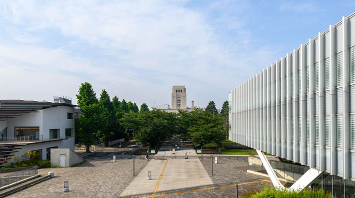 東工大本館と図書館