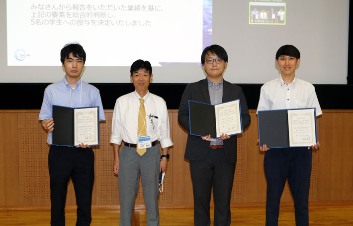 TAC-MI 優秀特別賞を受賞した山本さん、山口教育院長、ハオさん、横地さん