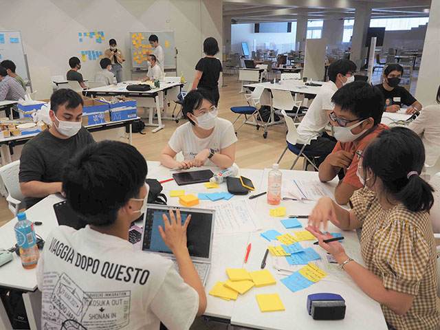 各々の個性が出るグループワークでの作業風景