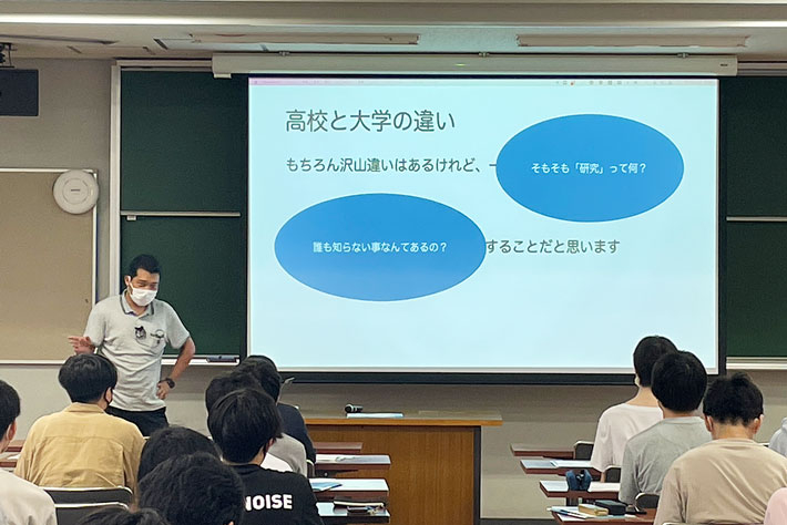 研究について話をする博士後期課程学生