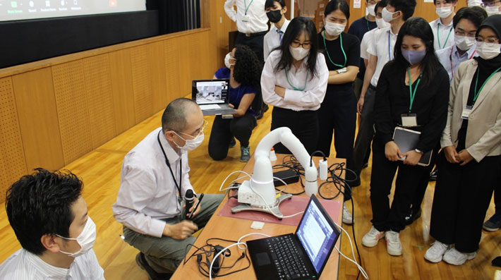 基調講演でデモンストレーションする一杉教授（東京大学）