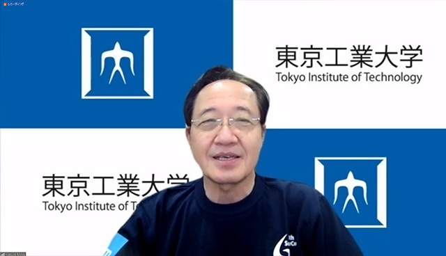 あいさつをする益学長