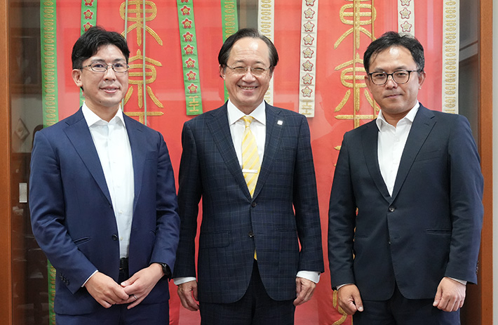 （左から）株式会社みらい創造機構の金子取締役／共同創業者、益学長、岡田代表取締役社長