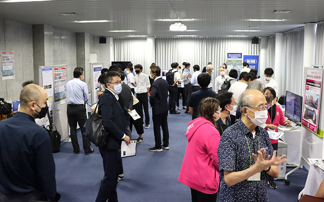 展示会で交流する参加者