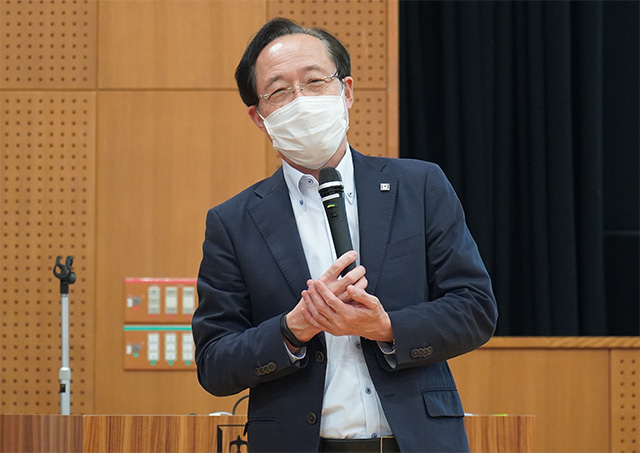 発表について講評する益学長