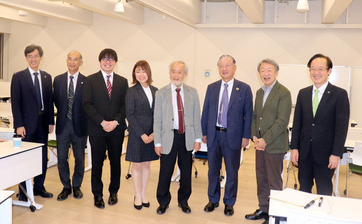 集合写真（左より井村理事・副学長、岡村副学長、福田さん、柳瀬さん、大隅栄誉教授、滝会長、池上特命教授、益学長）