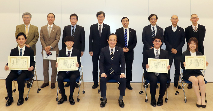 授与式後の記念撮影（前列左から、松村さん、藤山さん、益学長、池田さん、柳瀬さん）