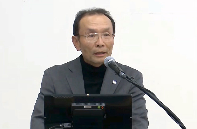 開会のあいさつをする渡辺理事・副学長