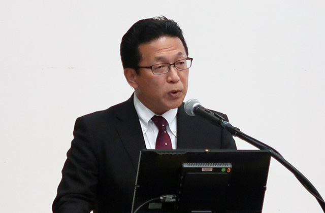 来賓のあいさつをする永田課長