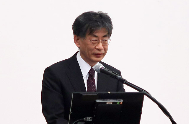 閉会のあいさつをする井本理事