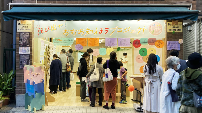 通りがかった人に立ち止まってもらえるように会場に看板や垂れ幕を設置