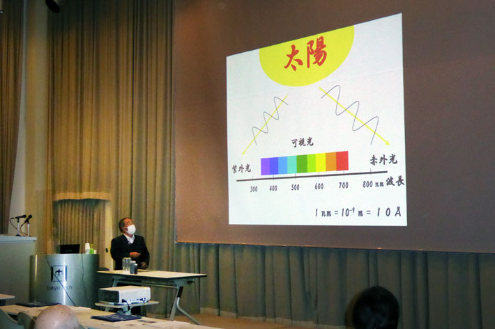 身近な構造色による現象を説明する渡辺特任教授